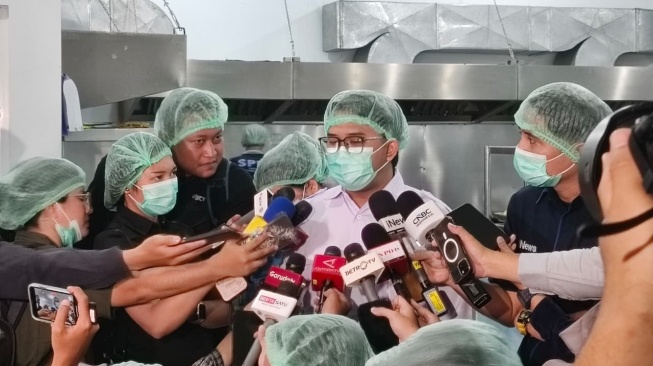 Fakhri Irfan Pribadi, Kepala SPPG Harapan Mulia menjelaskan persiapan pelaksanaan kembali Program Makan Bergizi Gratis (Suara.com/Mohammad Rhadzaki Ramadhan