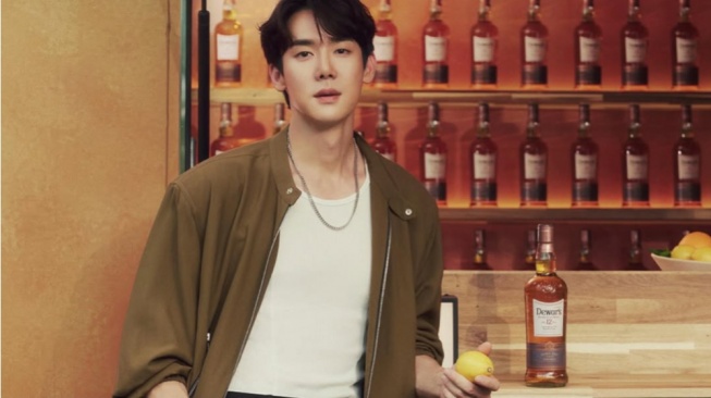 5 Ide Layering Outfit ala Yoo Yeon Seok, Bikin Penampilan Makin Memesona