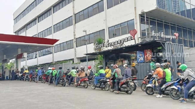 Antrean SPBU Mengular, Warga Berbondong-Bondong Isi BBM Sebelum Perubahan Harga
