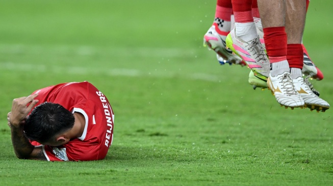 Pesepak bola Timnas Indonesia Eliano Reijnders (kiri) berbaring untuk menghalau bola tendangan bebas Timnas Bulgaria saat final FIFA Series 2026 di Stadion Utama Gelora Bung Karno (SUGBK), Senayan, Jakarta, Senin (30/3/2026). ANTARA FOTO/Fauzan/bar]