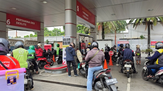 Ramai Pengendara Isi Bensin Full Tank Jelang Pengumuman Kenaikan BBM
