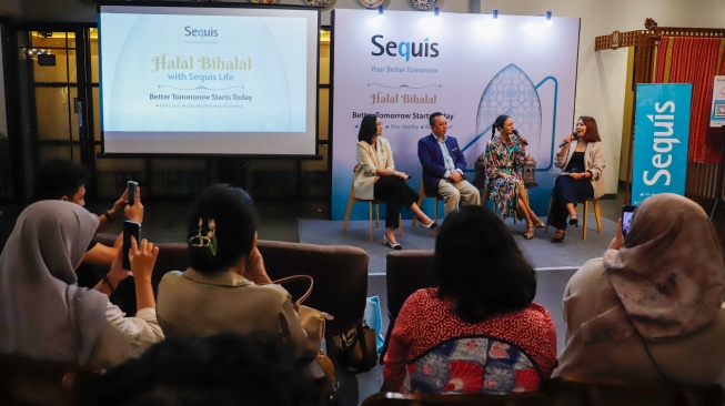 Faculty Head Sequis Quality Empowerment (STAE) Sequis Life, Yan Ardhianto Handoyo (kedua kiri), Spesialis Gizi Klinik RSPI - Pondok Indah, Dr. Juwalita Surapsari (kiri) dan Brand Ambassador Sequis Life Donna Agnesia (kedua kanan) saat sesi diskusi acara Halalbihalal Sequis Life di Jakarta, Selasa (31/3/2026). [Suara.com/Alfian Winanto]
