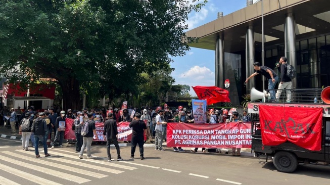 Gelar Aksi, Pemuda Antikorupsi Desak KPK Segera Panggil Bos Agrinas Terkait Impor Mobil Pikap