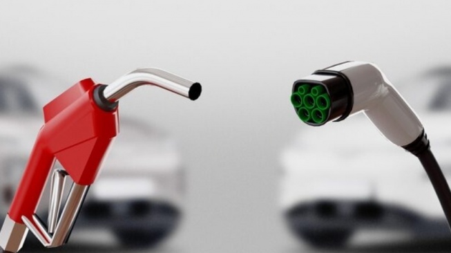 Konversi Mobil Bensin ke Listrik atau Beli Mobil Listrik Baru, Mana Lebih Worth It?