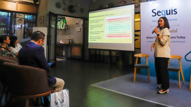Spesialis Gizi Klinik RSPI - Pondok Indah, Dr. Juwalita Surapsari saat memberikan pemaparan dalam acara Halalbihalal Sequis Life di Jakarta, Selasa (31/3/2026). [Suara.com/Alfian Winanto]