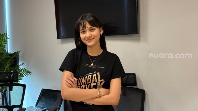 Pemai Film Tumbal Proyek, Callista Arum saat berkunjung ke redaksi Suara.com di kawasan Palmerah, Jakarta Barat, Selasa (31/3/2026). [Tiara Rosana]