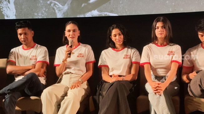Luna Maya, Aghniny Haque, dan Bryan Domani menghadiri acara konferensi pers film Zona Merah yang digelar di kawasan Senayan, Jakarta Pusat, Rabu (1/4/2026). [Rena Pangesti/Suara.com]