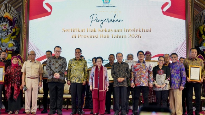 Menteri Hukum Serahkan 146 Sertifikat KI, Lindungi Warisan Budaya Bali