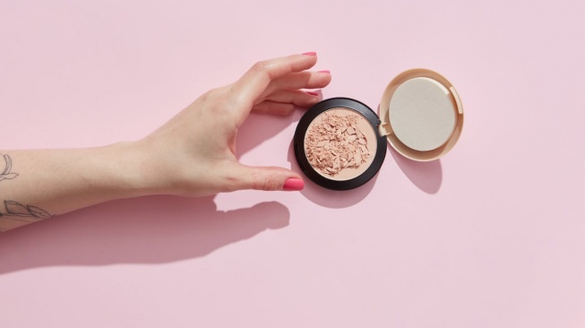 Pakai Bedak Tabur Dulu atau Bedak Padat Dulu? Ini Panduan untuk Makeup Flawless