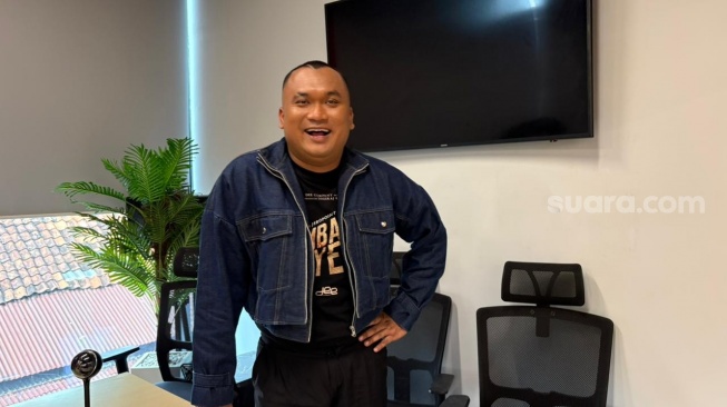 Pemai Film Tumbal Proyek, Adi Sudirja saat berkunjung ke redaksi Suara.com di kawasan Palmerah, Jakarta Barat, Selasa (31/3/2026). [Tiara Rosana]