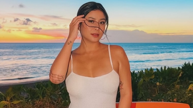 Benarkah Awkarin Hamil Anak Bule Australia? Cek Faktanya