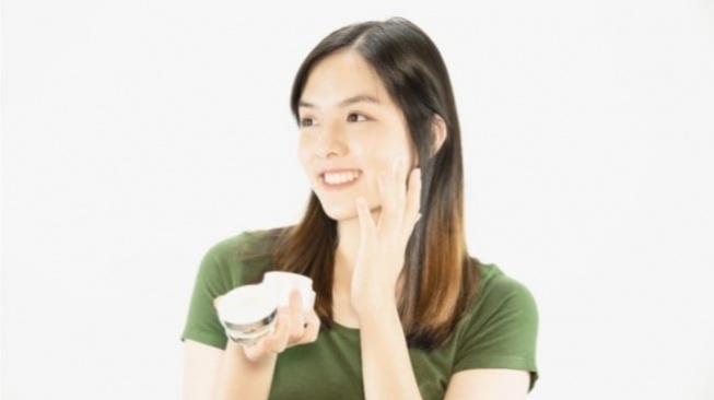 4 Tone Up Cream Alpha Arbutin Bikin Wajah Cerah secara Instan tanpa Abu-Abu