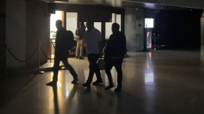Suasana Gedung DPR Saat Lampu dan Lift Dimatikan demi Penghematan. [Suara.com/Bagaskara]