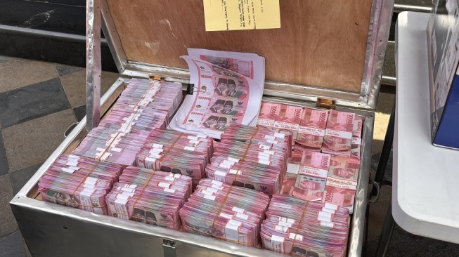 Barang bukti uang palsu senilai Rp650 juta di Polda Metro Jaya. [Dinda]