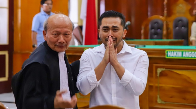Terdakwa kasus pembuatan video profil desa Amsal Christiy Sitepu (kanan) mengikuti sidang putusan di Pengadilan Negeri Medan, Sumatera Utara, Rabu (1/4/2026). [ANTARA FOTO/Yudi Manar/foc]