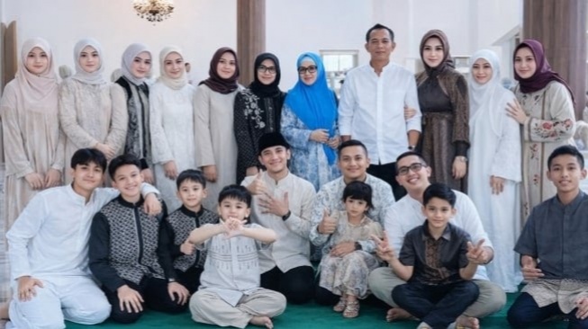 Keluarga Besar Moch Hasbi Asyidiki Jayabaya, Bupati Lebak periode 2025&ndash;2030 [Foto Instagram @ hasbijayabaya]