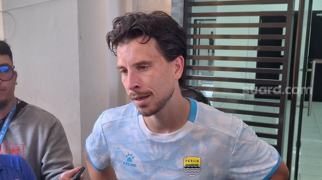 Gelandang Persib Bandung, Thom Haye, memberikan tanggapan terkait hasil Timnas Indonesia di ajang FIFA Series 2026. [Dok. Suara.com/Rahman]