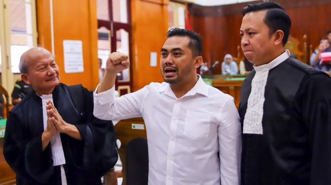 Terdakwa kasus pembuatan video profil desa Amsal Christiy Sitepu (tengah) meluapkan kegembiraan usai mengikuti sidang putusan di Pengadilan Negeri Medan, Sumatera Utara, Rabu (1/4/2026). [ANTARA FOTO/Yudi Manar/foc]