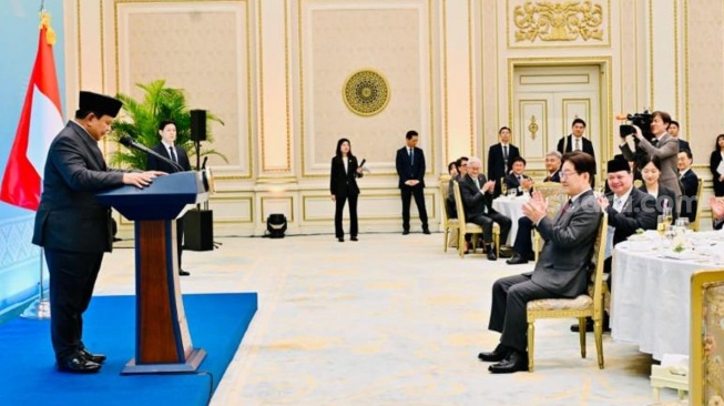 Presiden Republik Korea, Lee Jae Myung, mendengarkan sambutan dari Presiden Republik Indonesia Prabowo Subianto dan delegasi Indonesia di Istana Kepresidenan Republik Korea, Cheong Wa Dae (Blue House), pada Rabu, 1 April 2026. (Foto ist/ dok. Istana Kepresidenan)