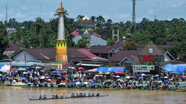 Penonton menyaksikan salah satu tim peserta bersiap mengikuti Balumbo Biduk di Sungai Batang Asai, Sarolangun, Jambi, Selasa (31/3/2026). [ANTARA FOTO/Wahdi Septiawan/tom]
