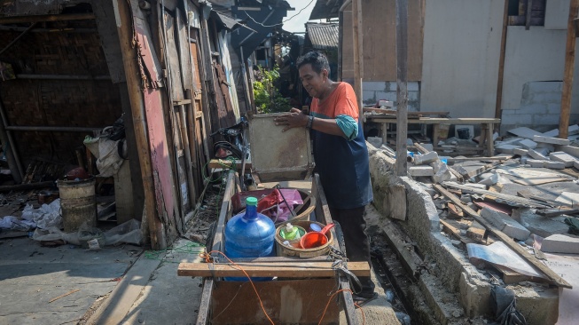 Warga terdampak relokasi memasukkan perabotan rumahnya ke gerobak di Kamal, Kalideres, Jakarta, Selasa (31/3/2026). [ANTARA FOTO/Putra M. Akbar/tom]