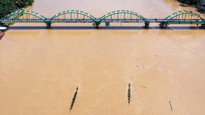 Dua tim peserta Balumbo Biduk beradu cepat di Sungai Batang Asai, Sarolangun, Jambi, Selasa (31/3/2026). [ANTARA FOTO/Wahdi Septiawan/tom]