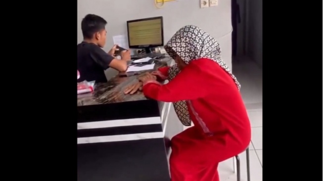 Viral Pasien Lansia Sesak Napas Tak Segera Ditangani, Petugas Klinik Asyik Main Gim