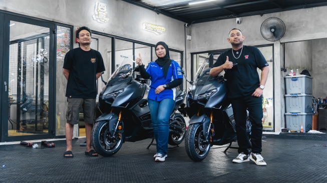 Konsumen asal Semarang memborong dua unit Yamaha TMAX sekaligus. (Foto: YIMM)
