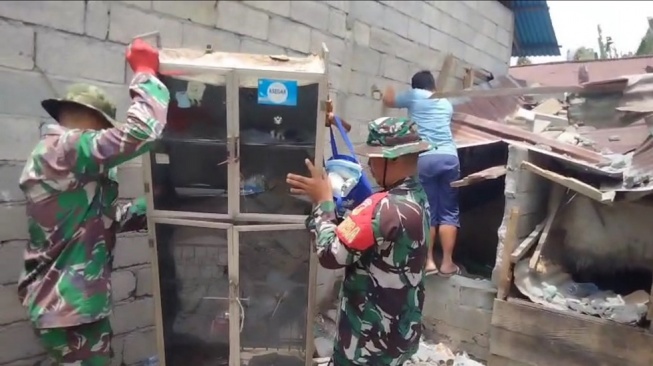 Prajurit TNI membantu penanganan bencana pascagempa bumi berkekuatan magnitudo 7,6 yang mengguncang Provinsi Sulawesi Utara pada Kamis (2/4/2026). [Istimewa]