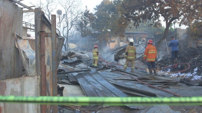 Sejumlah petugas pemadam kebakaran Kota Bekasi melakukan pendinginan sisa kebakaran Stasiun Pengisian Bulk Elpiji (SPBE) Cimuning di Mustikajaya, Bekasi, Jawa Barat, Kamis (2/4/2026). [ANTARA FOTO/Paramayuda/rwa]