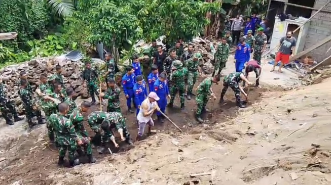 Gerak Cepat TNI Pasca-Gempa Sulut: Ratusan Prajurit Evakuasi Korban hingga Sisir Dampak Tsunami