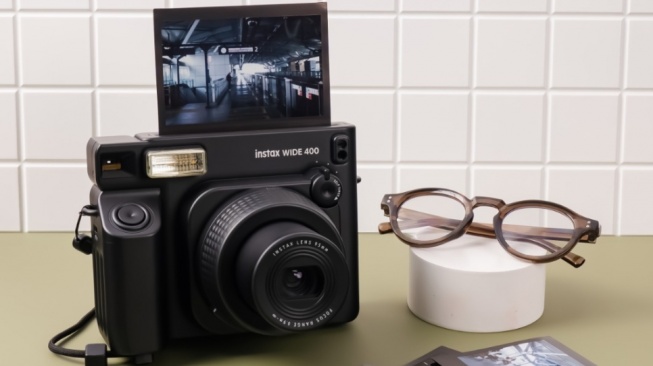 Fujifilm instax WIDE 400 JET BLACK. [Fujifilm]