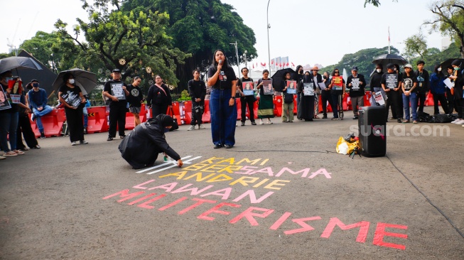 Sejumlah aktivis menggelar Aksi Kamisan ke-902 di depan Istana Merdeka, Jakarta, Kamis (2/4/2026). [Suara.com/Alfian Winanto]