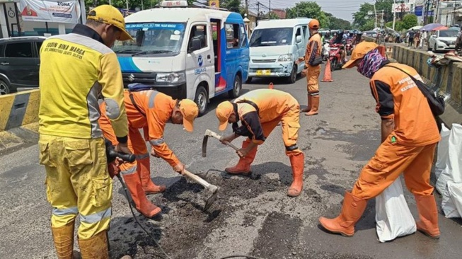 Bina Marga Jaksel Perbaiki Jalan Berlubang di Ragunan, Warga: Mudah-mudahan Bertahan Lama