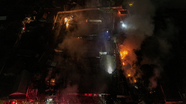 Foto udara kebakaran Stasiun Pengisian Bulk Elpiji (SPBE) Cimuning di Mustikajaya, Bekasi, Jawa Barat, Rabu (1/4/2026). [ANTARA FOTO/Darryl Ramadhan/rwa]
