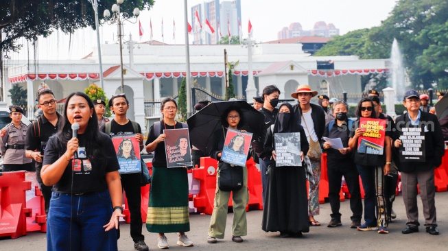 Sejumlah aktivis menggelar Aksi Kamisan ke-902 di depan Istana Merdeka, Jakarta, Kamis (2/4/2026). [Suara.com/Alfian Winanto]