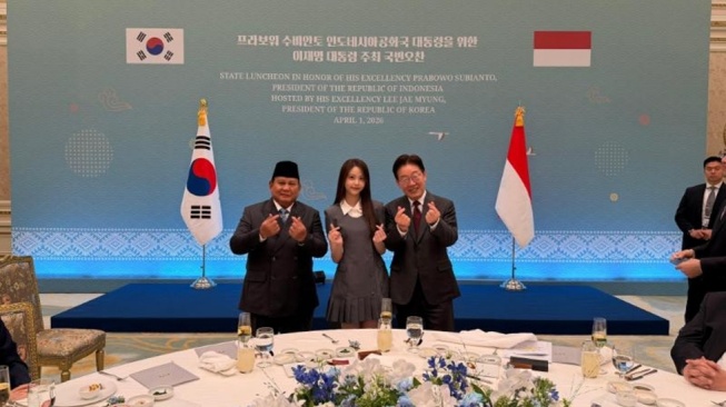 Momen Prabowo Bertemu Carmen Hearts2Hearts di Korea Selatan, Kompak Finger Heart