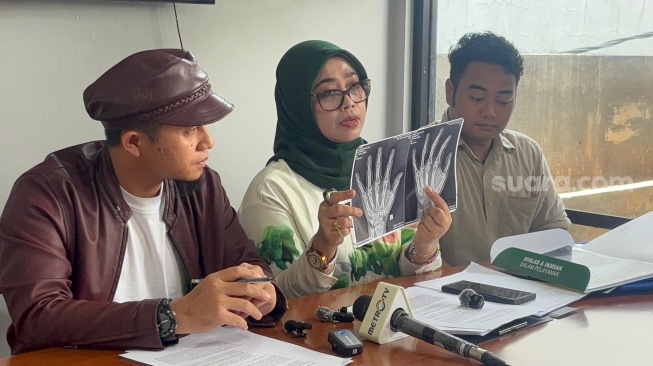 Peluru Nyasar ke Sekolah di Gresik, Ibu Korban Diminta Tutup Mulut dan Operasi Anak Sempat Tertunda