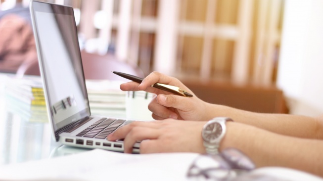 Ilustrasi pengguna laptop. [Pixabay]