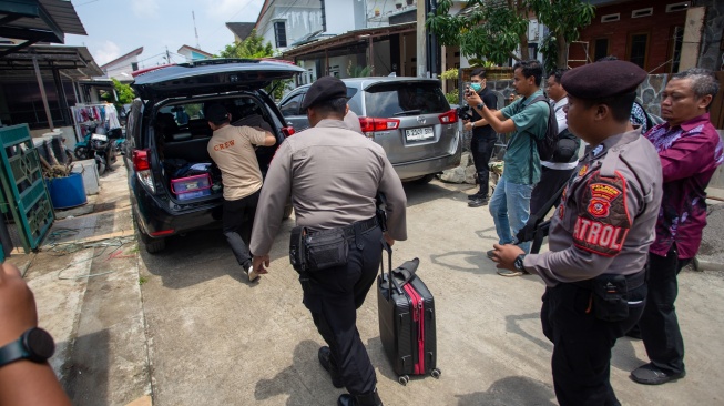 Tim penyidik Komisi Pemberantasan Korupsi (KPK) memasukkan koper kedalam mobil usai pengeledahan di rumah pribadi Wakil Ketua DPRD Provinsi Jawa Barat Ono Surono di Indramayu, Jawa Barat, Kamis (2/4/2026). [ANTARA FOTO/Dedi Suwidiantoro/sgd]