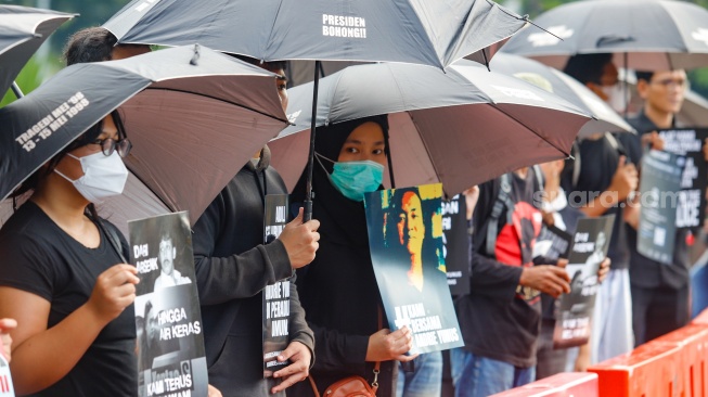 Sejumlah aktivis menggelar Aksi Kamisan ke-902 di depan Istana Merdeka, Jakarta, Kamis (2/4/2026). [Suara.com/Alfian Winanto]