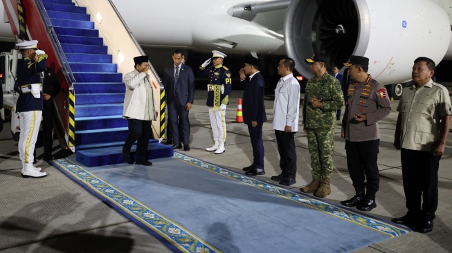 Presiden RI Prabowo Subianto akhirnya tiba di Indonesia usai melakukan kunjungan kerja resmi kenegaraan dari Jepang dan Korea Selatan. Ia dan rombongan mendarat di Pangkalan TNI AU Halim Perdanakusuma pada Kamis (2/4/2026) dini hari. [Bakom RI]