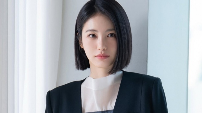 Dari Hangout sampai Ngantor, Intip 4 Ide Outfit Chic ala Shin Ye Eun!