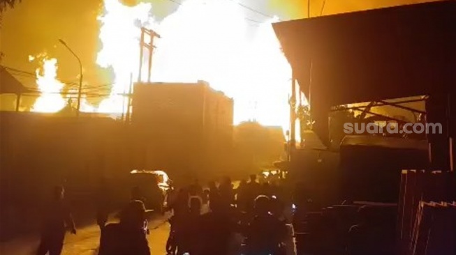 Mencekam! SPBE di Cimuning Bekasi Terbakar Hebat, Langit Malam Berubah Merah