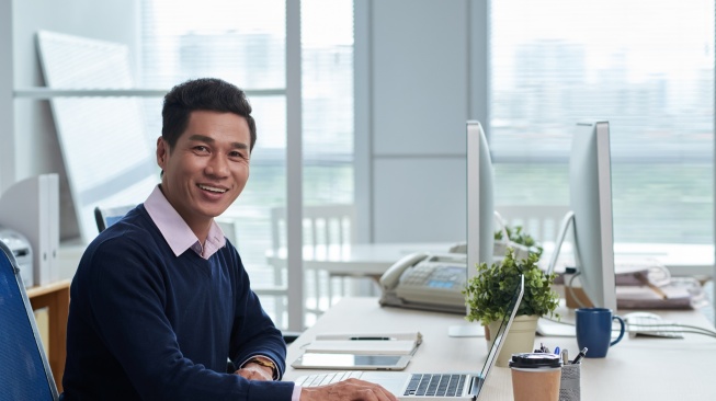 Ilustrasi pekerja kantoran. [Freepik]