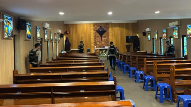 Pasukan elite Detasemen Gegana Satuan Brimob Polda Metro Jaya melakukan penyisiran intensif di sejumlah gereja besar di wilayah Jakarta, Tangerang, dan Bekasi (Jadetabek), Kamis (2/4/2026). [Istimewa]