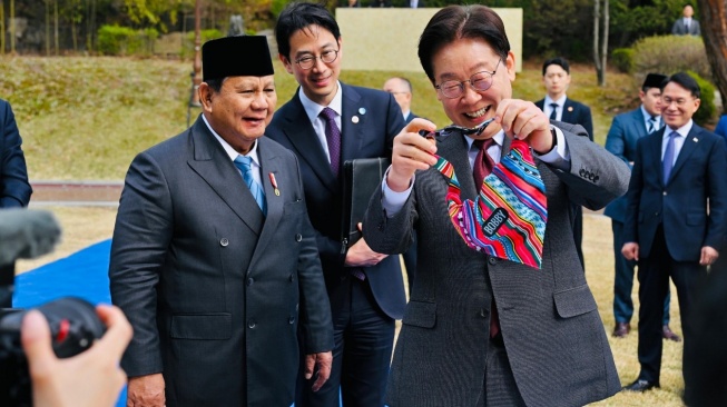 Diplomasi Unik Prabowo di Korea: Hadiah Keris hingga Baju Anjing untuk Presiden Lee Jae Myung