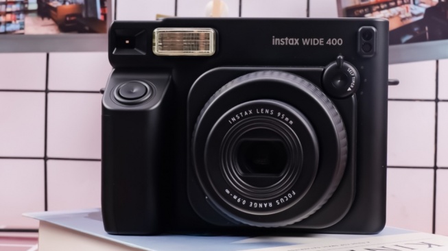 Fujifilm instax WIDE 400 JET BLACK. [Fujifilm]