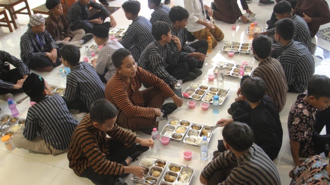 Siswa makan bersama saat uji coba pelaksanaan program Makan Bergizi Gratis (MBG) secara prasmanan di MIN 2 Kota Malang, Jawa Timur, Kamis (2/4/2026). [ANTARA FOTO/Ari Bowo Sucipto/rwa]