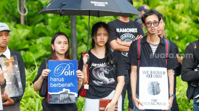 Sejumlah aktivis menggelar Aksi Kamisan ke-902 di depan Istana Merdeka, Jakarta, Kamis (2/4/2026). [Suara.com/Alfian Winanto]